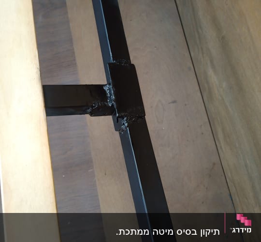 מסגרת מתכת שחורה עם חיבור מרותך